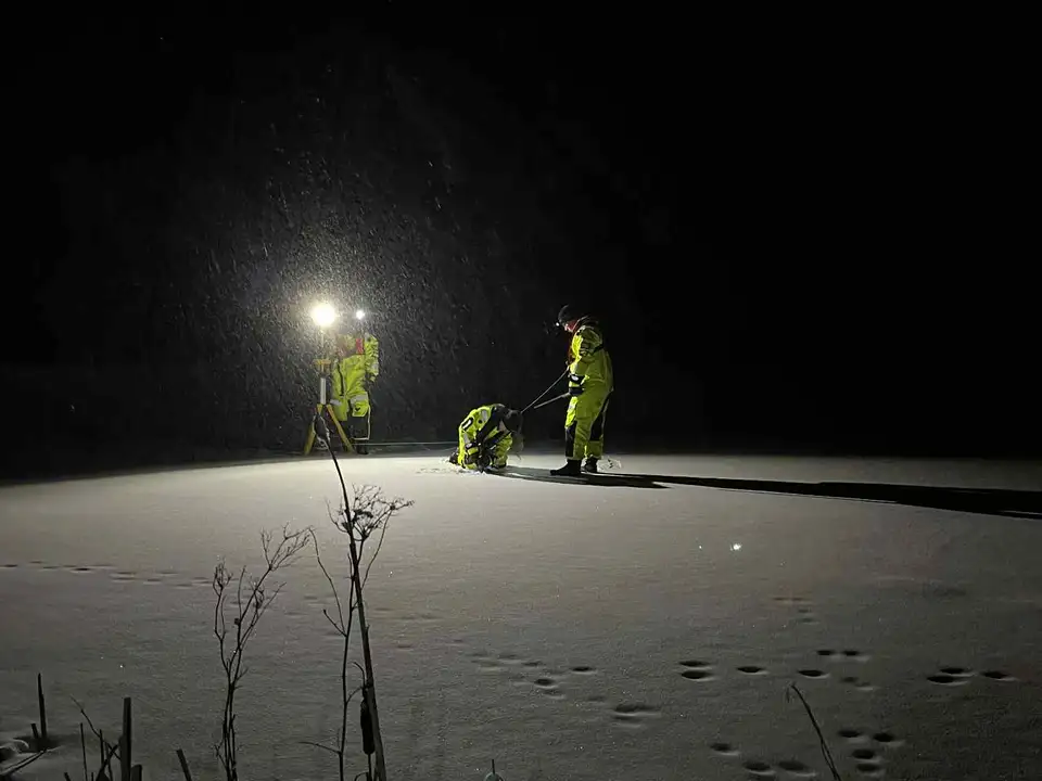 Bornholms Brandvæsens Frivillige måler tykkelsen af isen