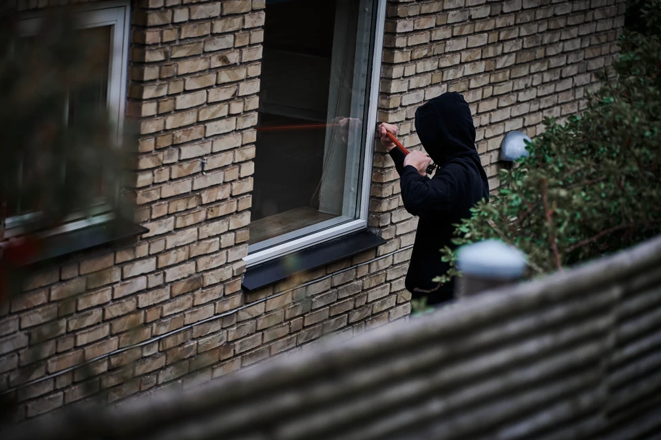 Tyv begår indbrud i hus