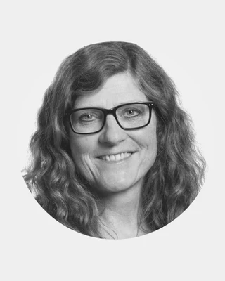 Hanne Værum Sørensen er uddannet børnehavepædagog, cand. psych. og desuden ph.d. fra Institut for Idræt og Biomekanik ved Syddanske Universitet.