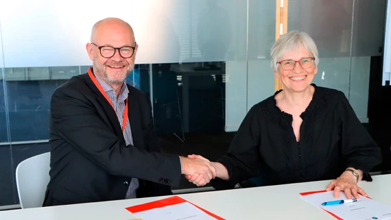 Sigurð í Jákupsstovu, direktør i Umhvørvisstovan og Pia Dahl Højgaard, direktør i Geodatastyrelsen, giver hånd efter underskrift af en revideret samarbejdsaftale.
