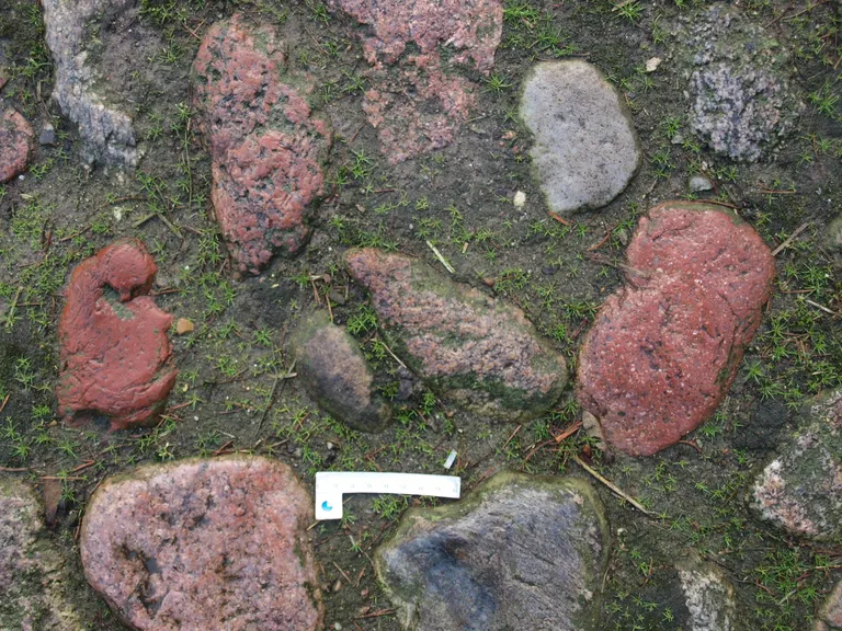 To farver Østersøkvartsporfyr på en gårdsplads 500 meter fra Assendrupstenen