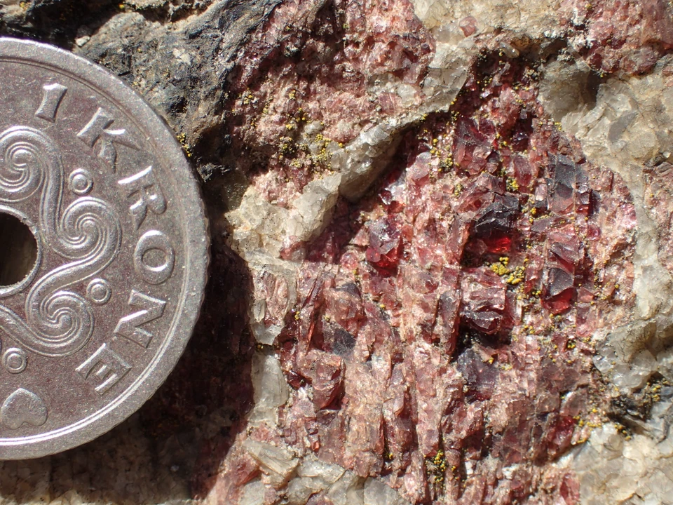 Statoilstenen tæt på og en mønt