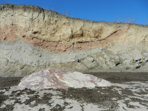 Gedser Odde Stenen og klintvæggen i baggrunden 