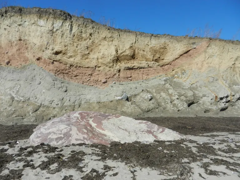 Gedser Odde Stenen og klintvæggen i baggrunden 