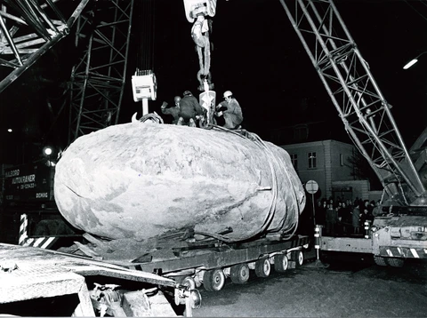 Dynen bliver flyttet i 1975