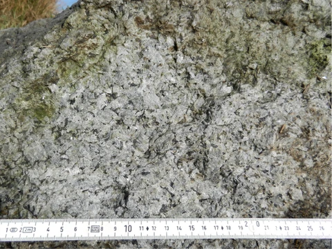 Døvlingstenens bjergarter