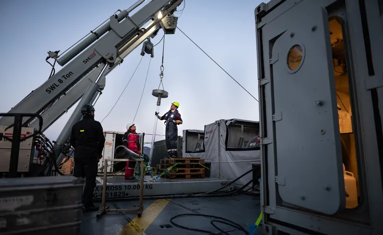 Preparing the Rumohr lot corer on the A-frame. 