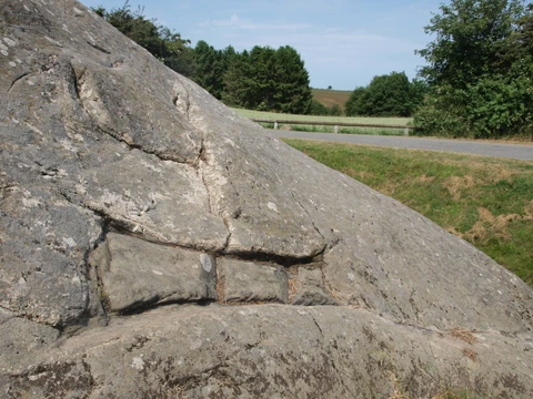 Tredelt rektangulær mørk finkornet indeslutning