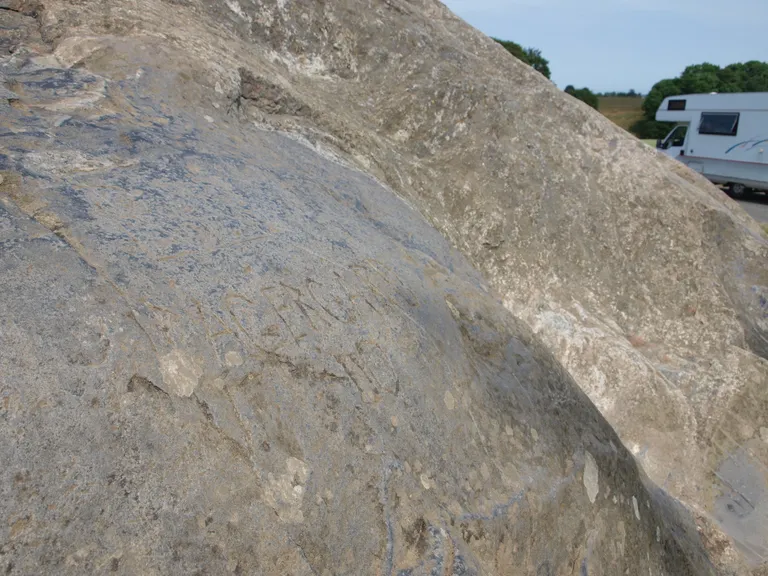 Navnet P. Agergård indridset på Dammestenen