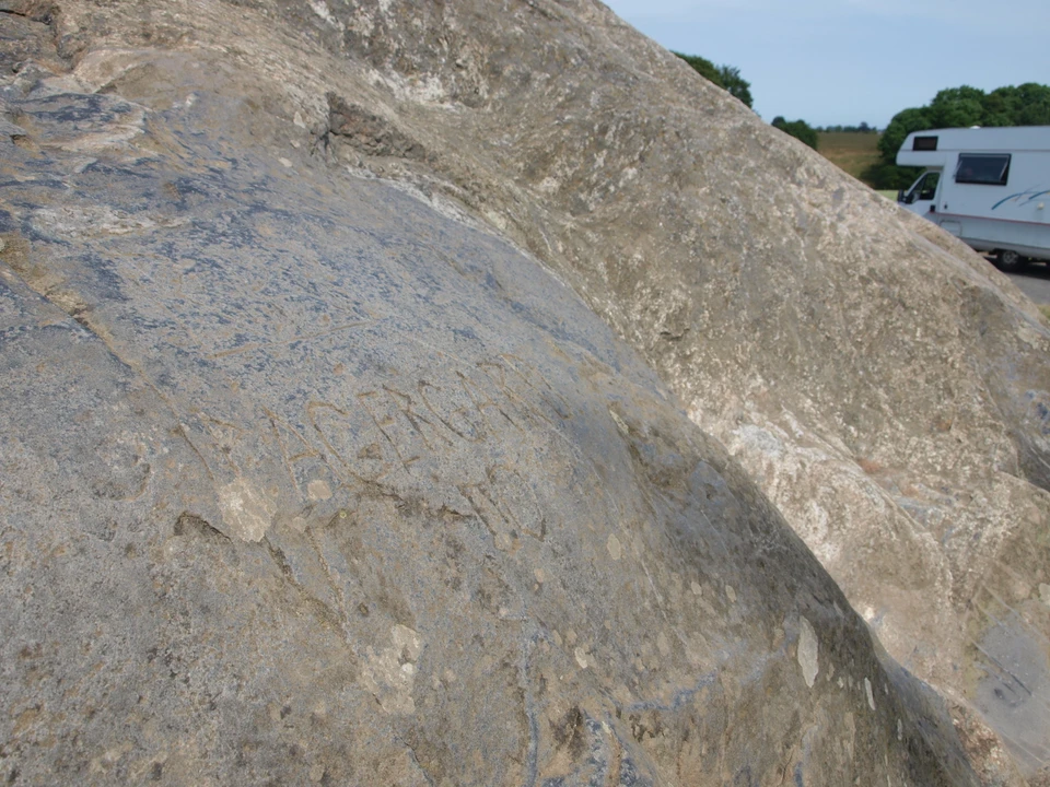 Navnet P. Agergård indridset på Dammestenen