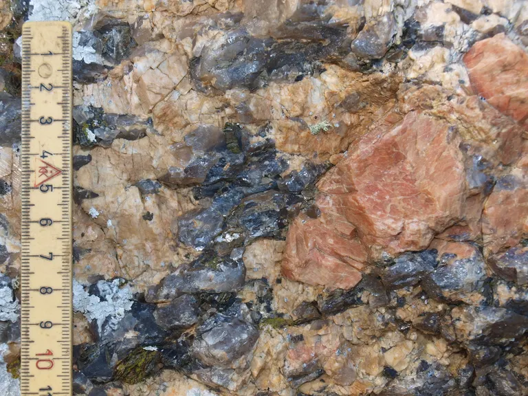 Pegmatit med kvarts- og feldspatkrystaller på Skyumstenen