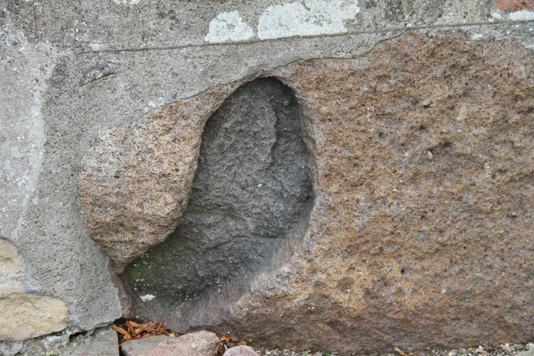 Fins fodaftryk i soklen til Skamby Kirke