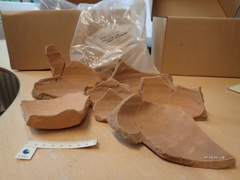 Små papkasser med uglaserede orangegule skår