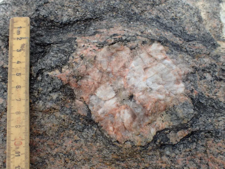 Xenolith af grovkornet granit på Øksestenen