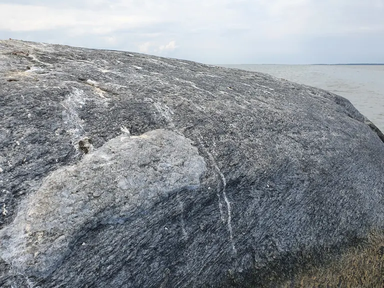 Fladestenen tæt på