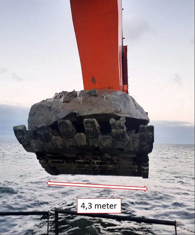 Kran der holdet Tunnelstenen som er 4,3 meter bred