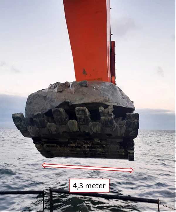 Kran der holdet Tunnelstenen som er 4,3 meter bred