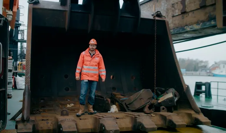 Mand inde i gravemaskinen Simson