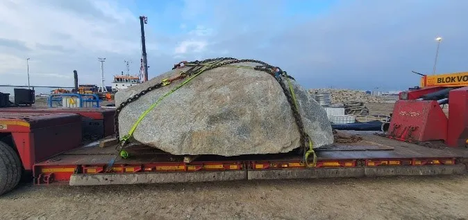 Tunnelstenen fragtes på lastbil