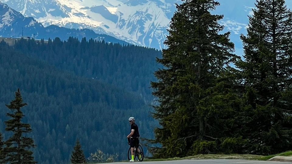 A cyclist in the high Alps