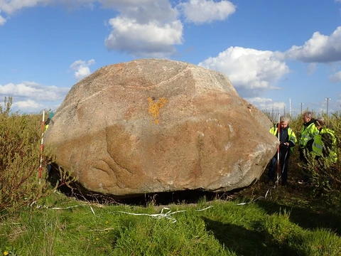 Kæmpesten, Sjælland. Målebånd og landmålerstokke var med, da kursister fra Folkeuniversitetet i København aflagde besøg i april 2023. Foto Henrik J. Granat