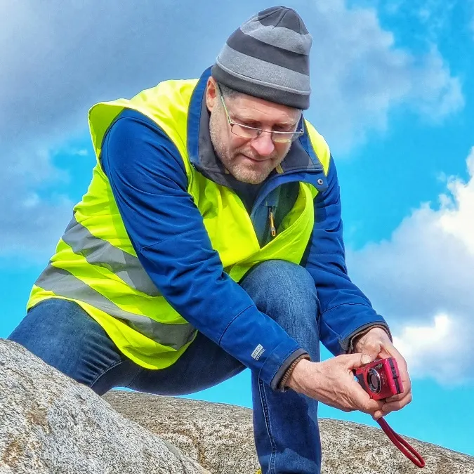 Kæmpesten. Det plomberede hul i Sjælland fotograferes. Foto Erik Buus