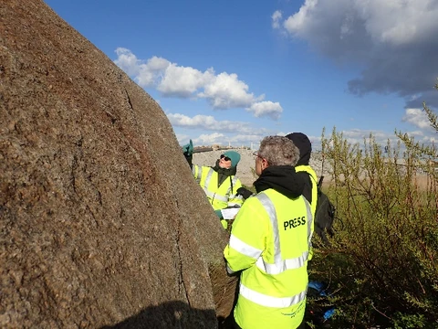 Kæmpesten. Kursister fra Folkeuniversitetet i København beundrer Skåne april 2023. Foto Henrik J. Granat