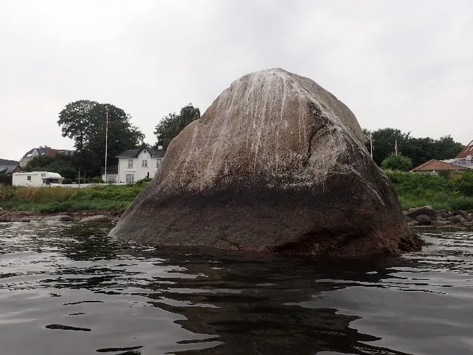 Snekkerstenen facade mod Øresund, hvor det er nemt at forstille to eller tre snekker fortøjet side om side. Foto Henrik J. Granat.