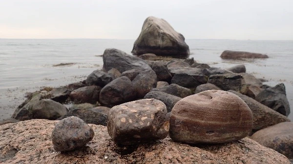 På billeder ses fra venstre Smålandsgranit med blå kvarts, Påskallavikporfyr og Jotnisk Sandsten. Foto Henrik J. Granat.