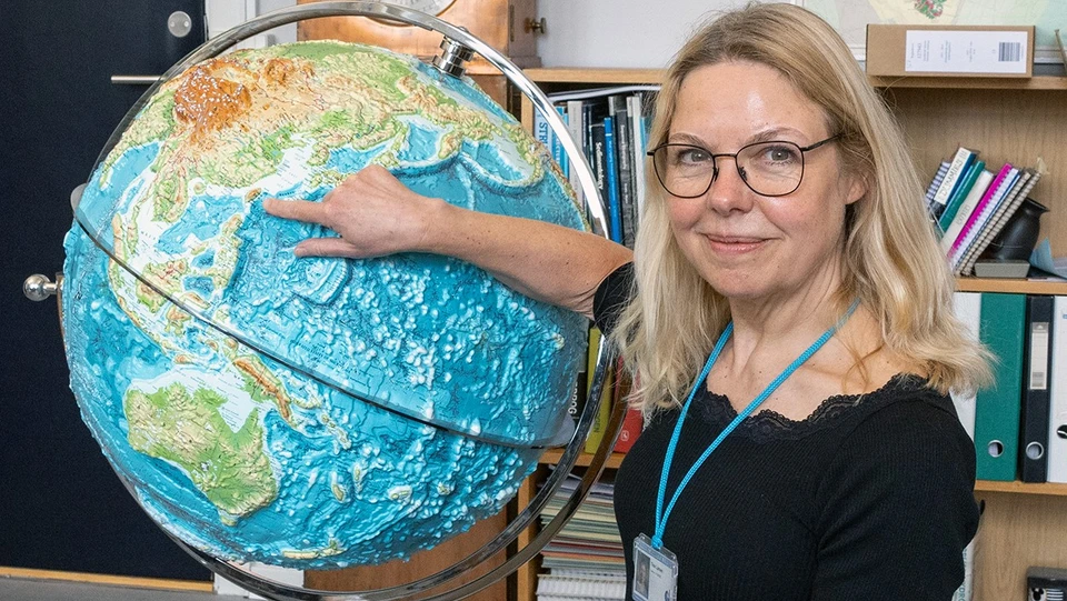Tine Larsen med jordklode