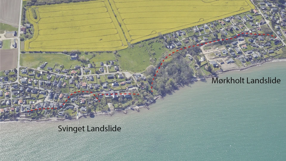 Skråfoto af området med to områder markeret. Ved det ene område, står der: 'Svinget Landslide', og ved det andet står der: 'Mørkholt Landslide'.