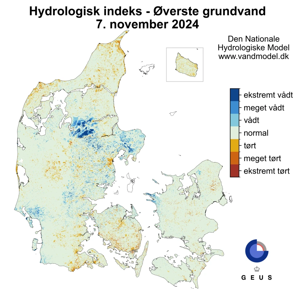 Et kort over Danmark med farver i en skala fra mørk rød (ekstremt tørt) til mørkt blåt (ekstremt vådt).