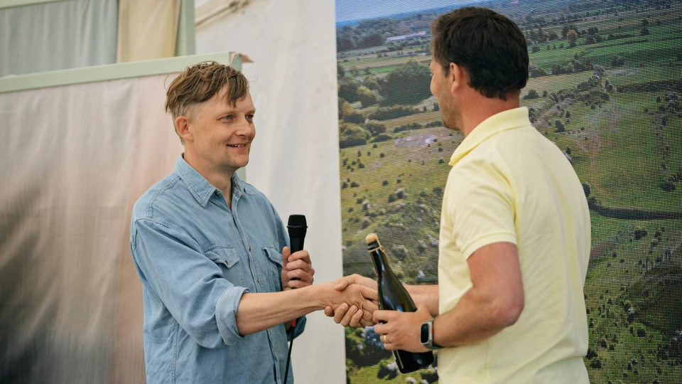 Kristian Svennevig modtager en pris