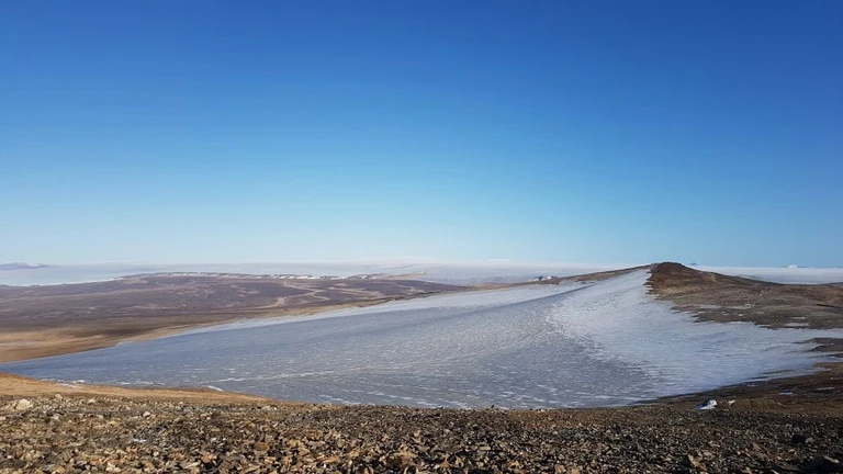 Pingorsuit Mountain Glacier, Nordvestgrønland med Indlandsisen i baggrunden. September 2019.