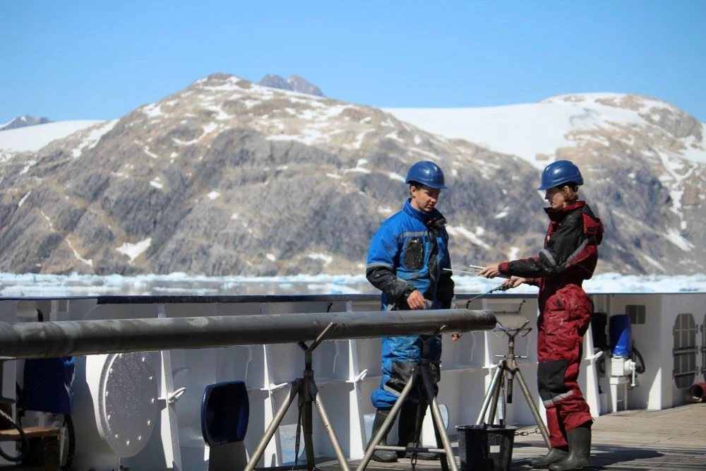 Sedimentkerner indsamles fra havbunden omkring Grønland. Image credit: Lukas L. Taenzer.