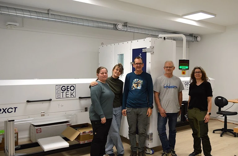 5 personer foran den nye printer
