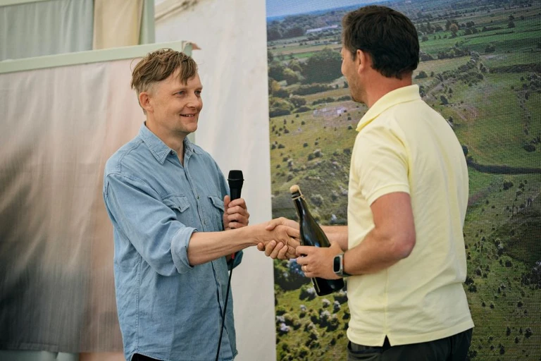 Kristian Svennevig modtager en pris