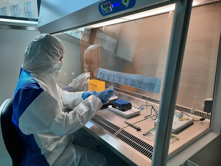 Forsker Clara Andersen arbejder i laboratoriet