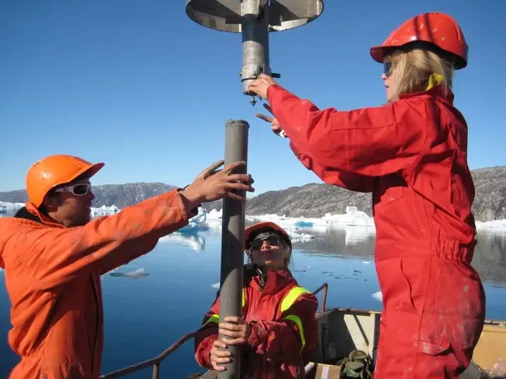Forskere der henter en sedimentkerne op fra bunden af Sermilik Fjord