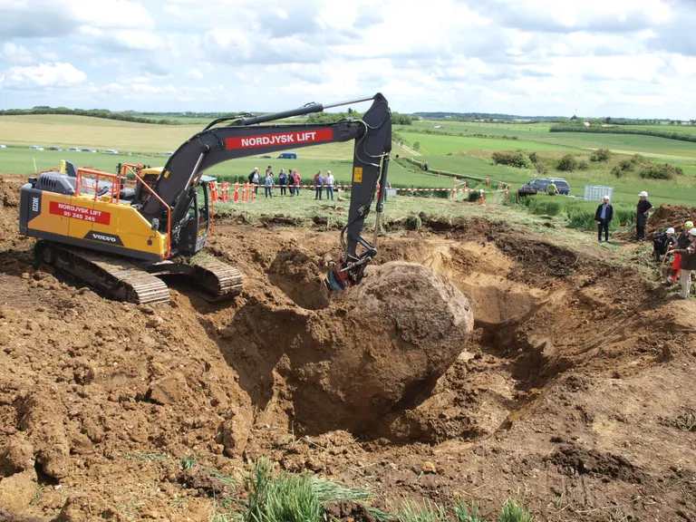 Hundborgstenen graves ud 