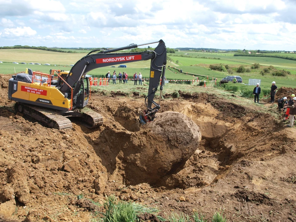 Hundborgstenen graves ud 