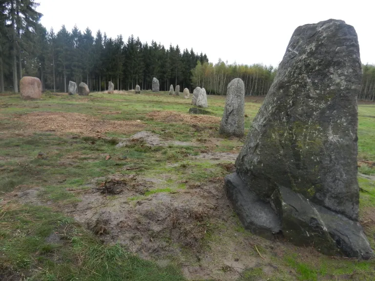 Stævnstenen og de andre sten i baggrunden