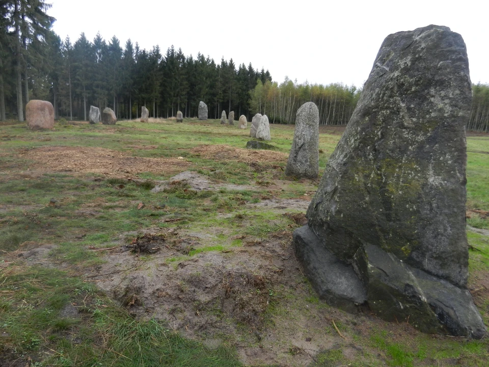 Stævnstenen og de andre sten i baggrunden