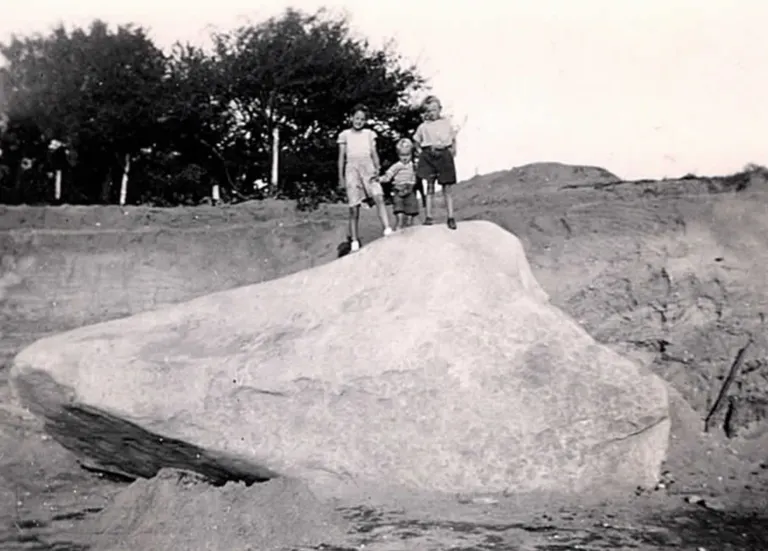Gammelt billede af Assendrupstenen med Leo Langberg og hans familie