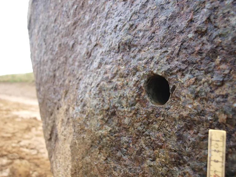 Hundborgstenen med hul i