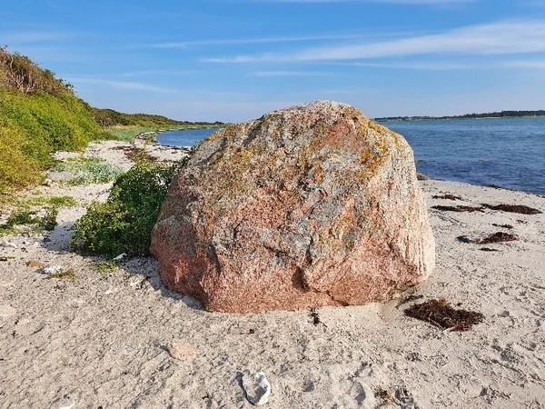 Egholm sagnsten på stranden