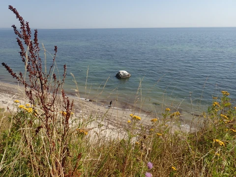 Udsigt over vandet, hvor man kan se Puggaard Stenen i horisonten