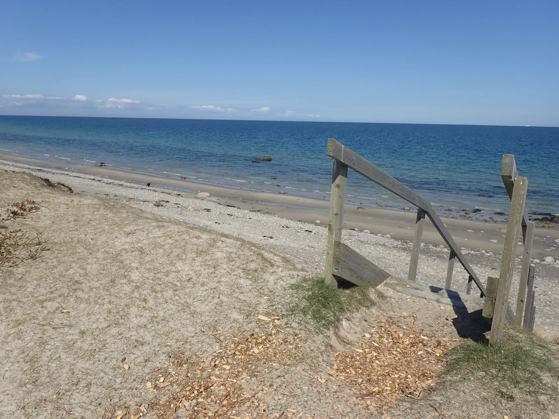 Udsigt fra stranden over vandet