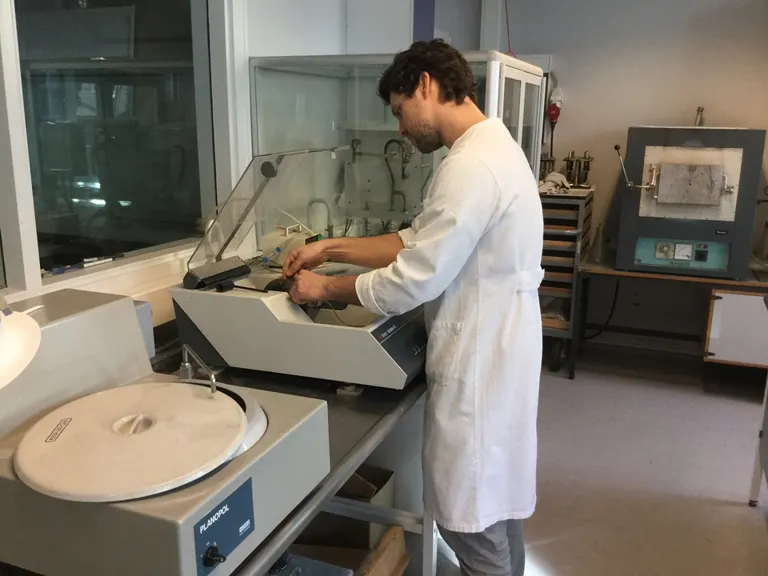 Struers Accutom-50 cut-off and grinding device