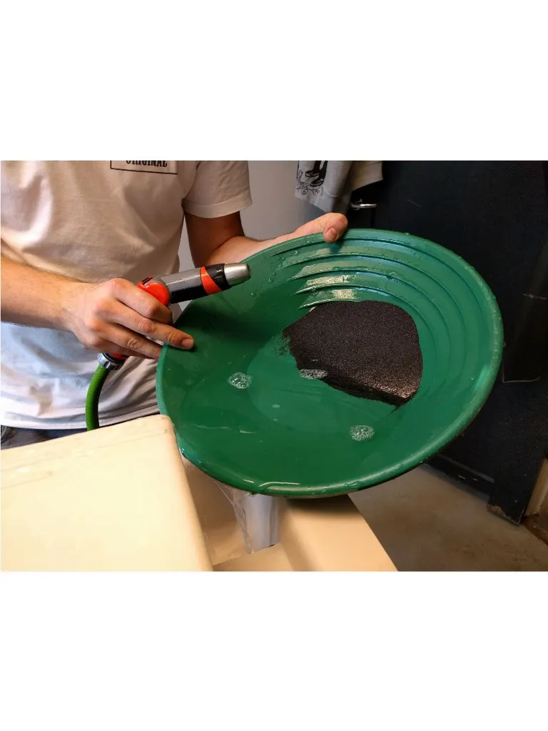 Gold/heavy minerals washing pan